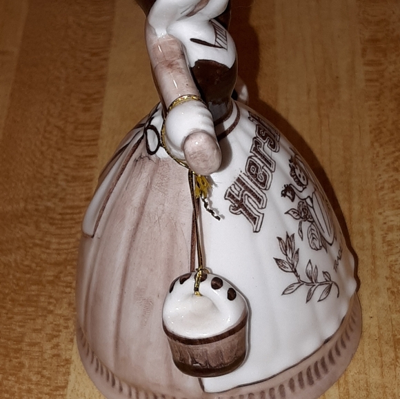 1982 HERSHEY Co. HAND-MADE HAND-PAINTE CERAMIC HERSHEY PARK MILKMAID DINNER BELL - Picture 2 of 6